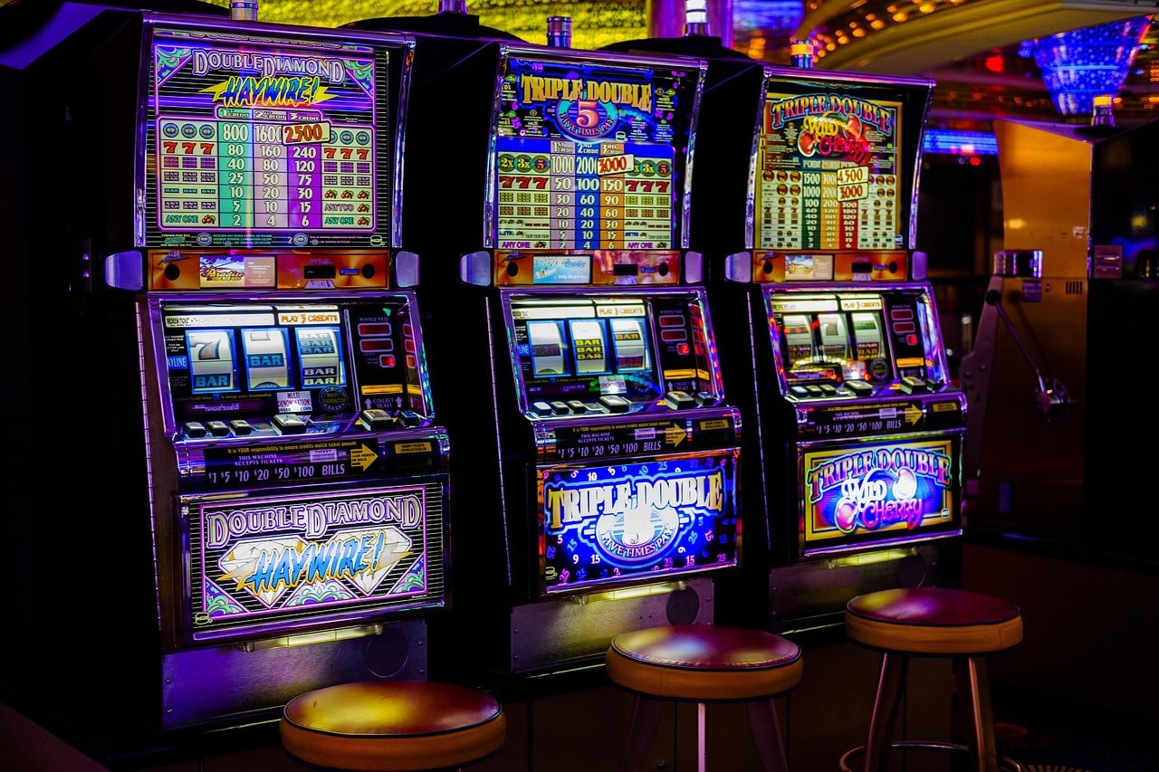 Bangladesh users browsing casino-style entertainment on 3333 app mobile screens